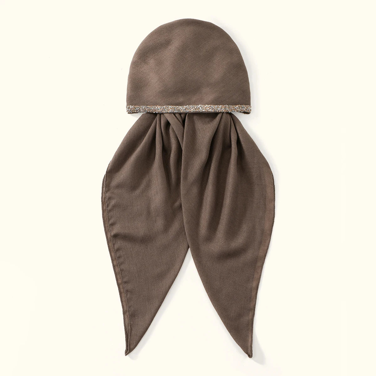 Écharpe modal brune terreuse drapée avec une broderie de diamants scintillants sur le bord.