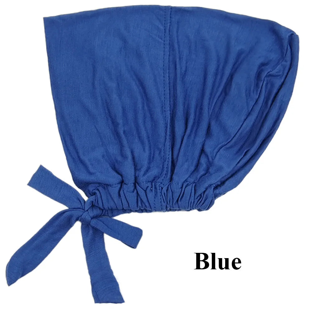 Pañuelo turbante elegante azul real atado en la parte inferior.