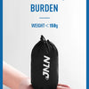 Eine Hand hält eine schwarze leichte Schnurtasche mit Markenname auf weißem Hintergrund.