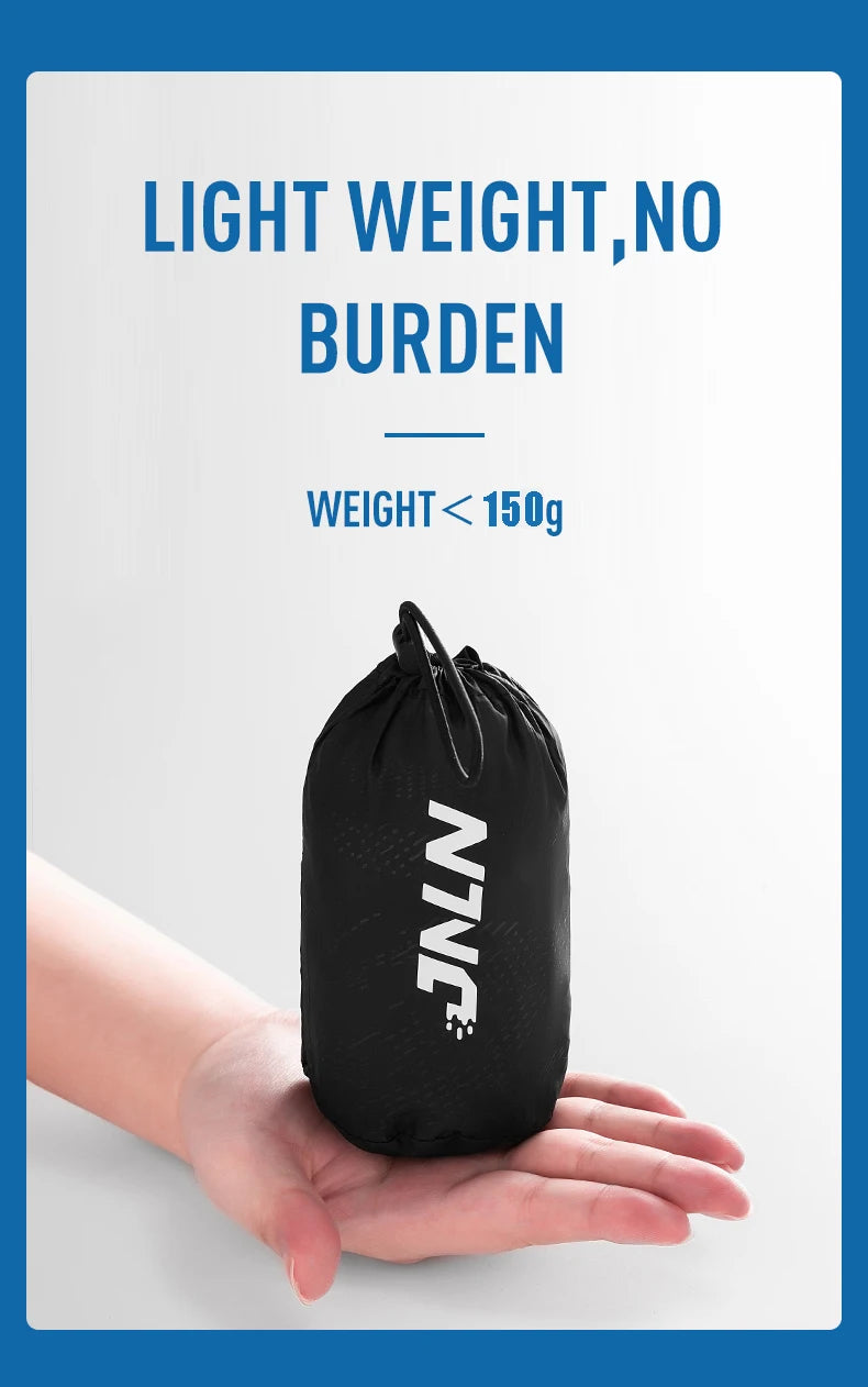 Eine Hand hält eine schwarze leichte Schnurtasche mit Markenname auf weißem Hintergrund.