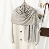 Abrigo de lana beige con chal bordado en color azul claro y beige sobre el cuello.