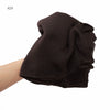 Écharpe châle en rayon crinkle marron foncé drapée sur la main.