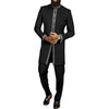 Un homme portant un costume de mariage musulman traditionnel africain noir avec des broderies blanches complexes.