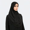 Eine Frau trägt einen eleganten schwarzen Modal-Jersey-Hijab und ein passendes Oberteil.