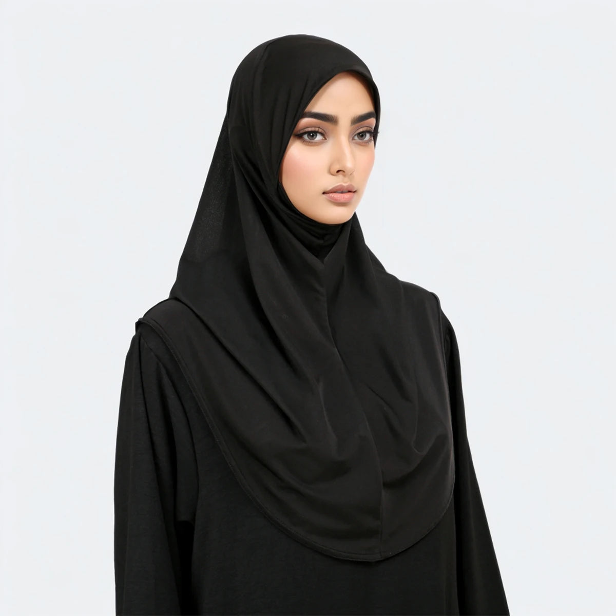 Eine Frau trägt einen eleganten schwarzen Modal-Jersey-Hijab und ein passendes Oberteil.