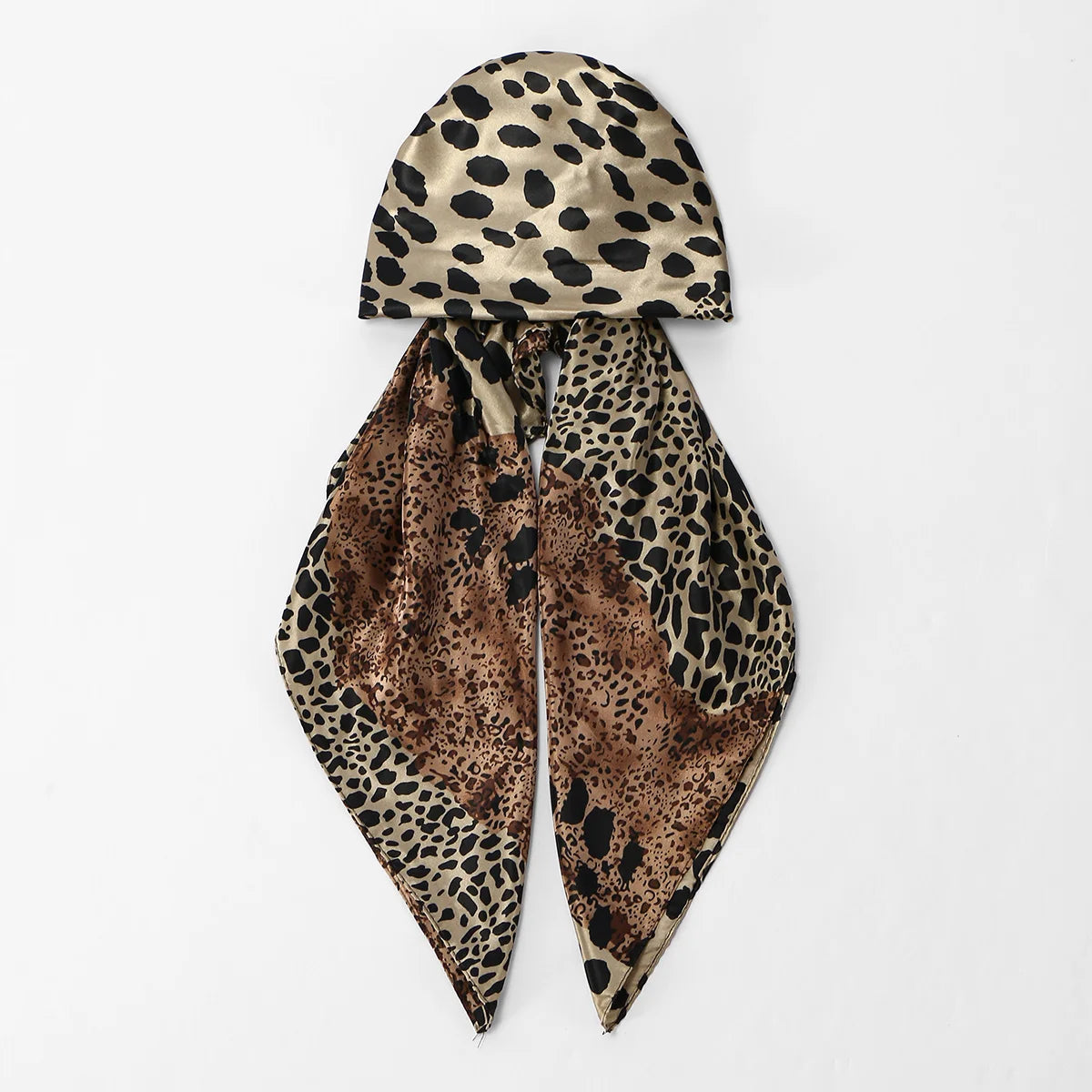Pañuelo tipo turbante de satén estampado con estampado de leopardo y tonos marrones.