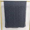 Dunkelblaue, durchscheinende Schal mit kleinen weißen Polkadotten an einem goldenen Haken.