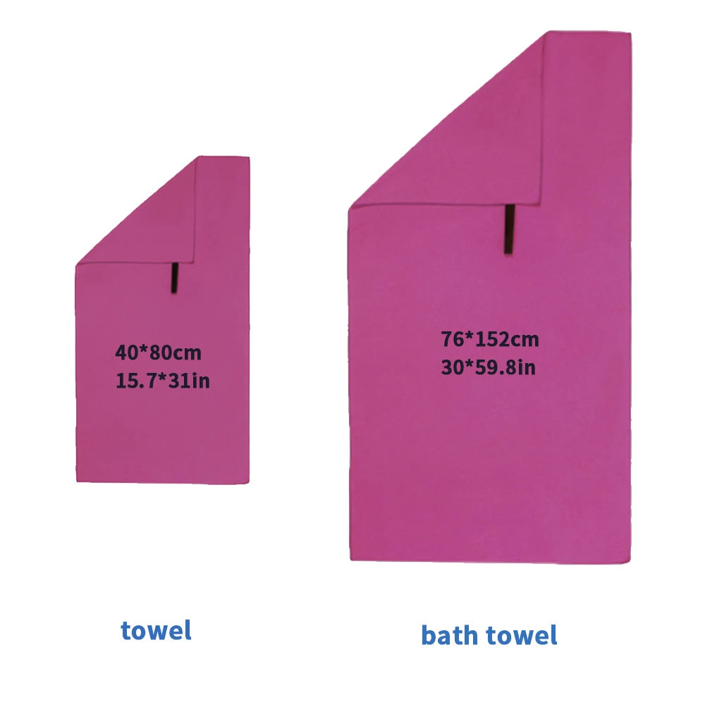 Une serviette de bain rose et une serviette rectangulaire sont présentées côte à côte.