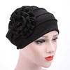 Schwarzer floraler bestickter Hijab-Turban auf einem Mannequin-Kopf.