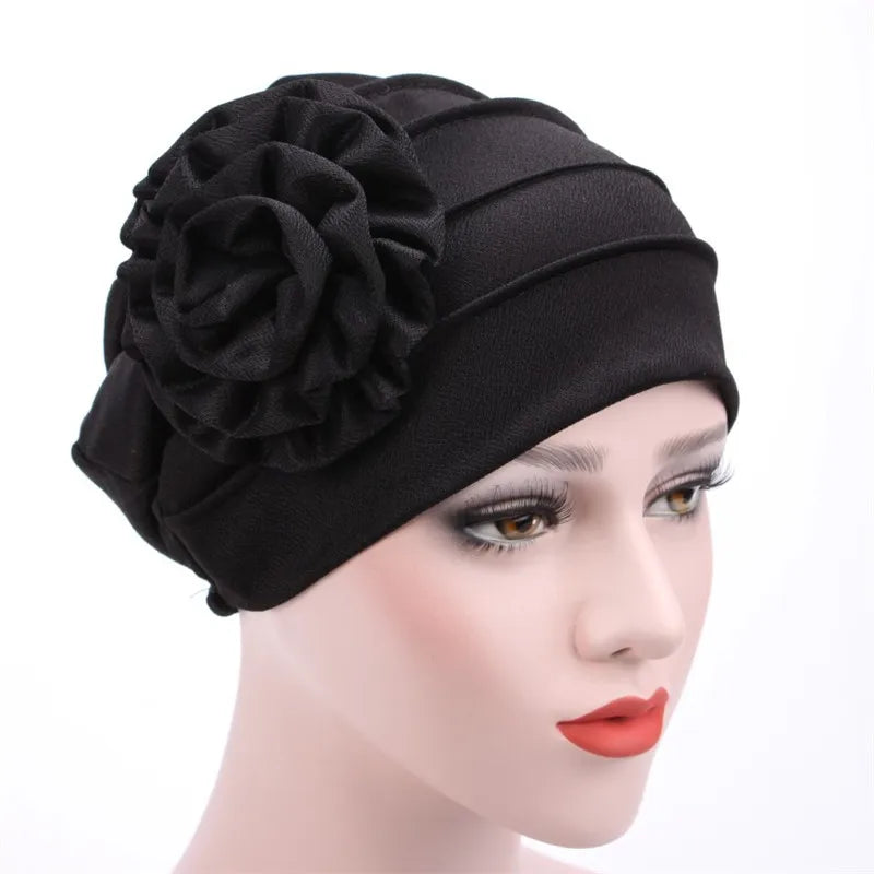 Schwarzer floraler bestickter Hijab-Turban auf einem Mannequin-Kopf.