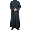 Dunkelblaue Herren-Islam Jalabiya Thobe Kaftan, getragen von einem Model.