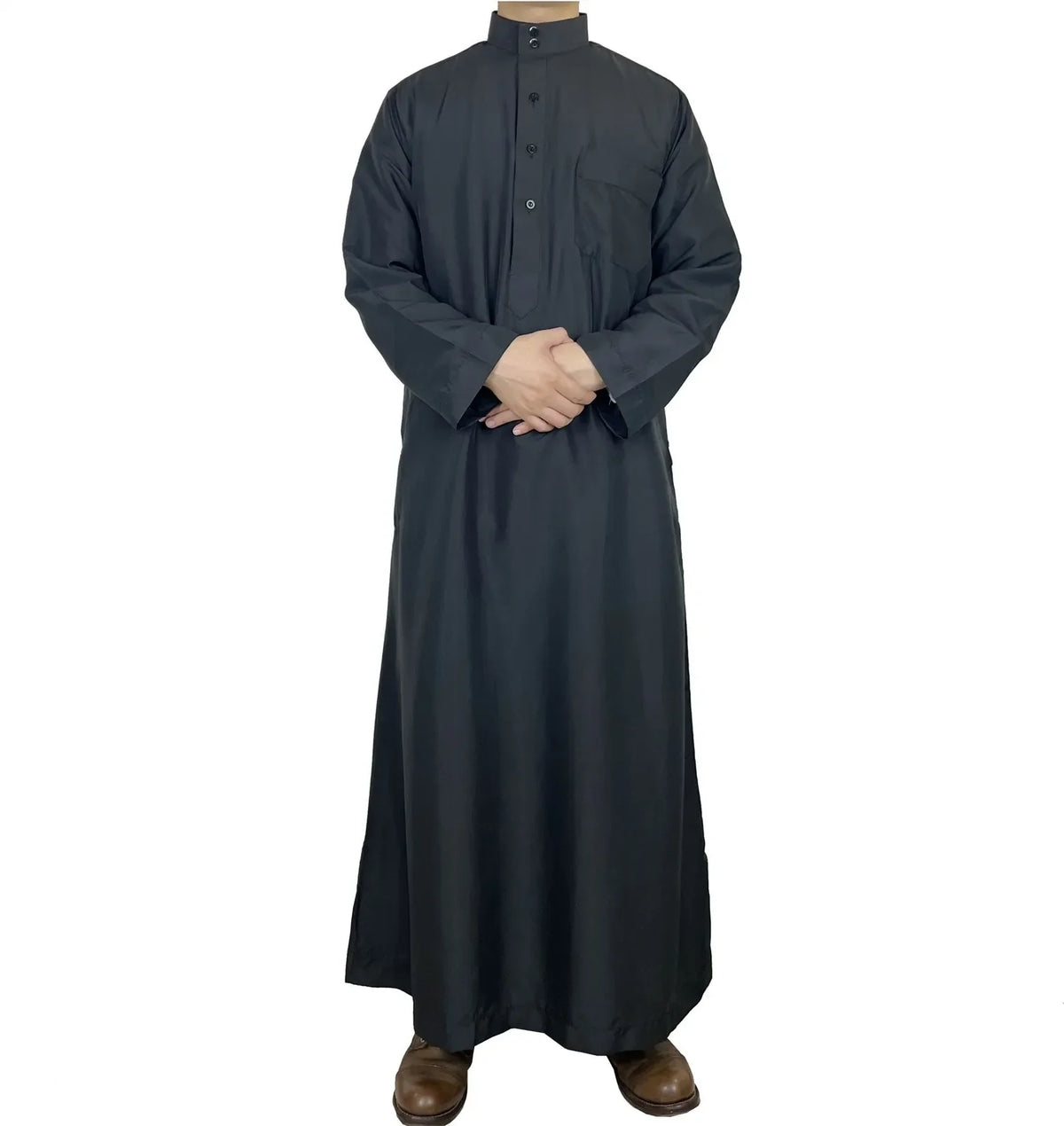Dunkelblaue Herren-Islam Jalabiya Thobe Kaftan, getragen von einem Model.