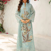 Eine Frau modelliert eine hellblaue Pailletten-bestickte Abaya mit Blumenmuster in einer Außenumgebung.
