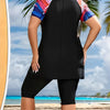 Eine Frau modelliert ein schwarz gemustertes Maxi-Tankini-Badeanzug draußen in der Nähe eines tropischen Strandes.