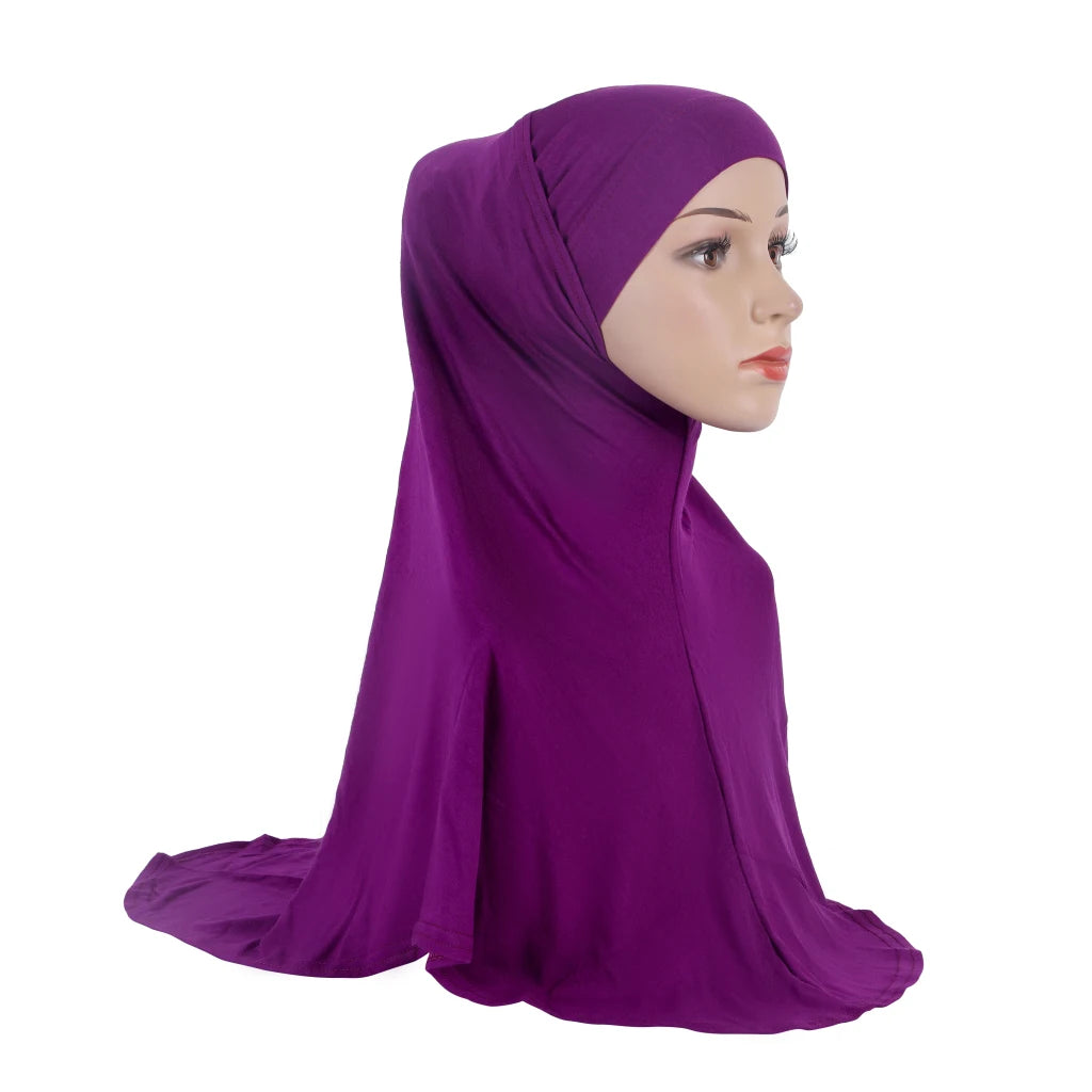 Pañuelo de gasa morado drapeado sobre la cabeza y los hombros de un maniquí.