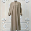 Männlicher beiger Islam Jalabiya Thobe Kaftan auf einem Mannequin.