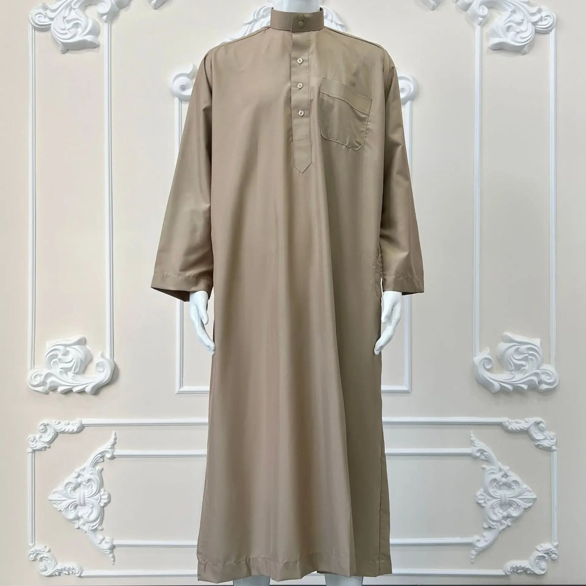 Männlicher beiger Islam Jalabiya Thobe Kaftan auf einem Mannequin.