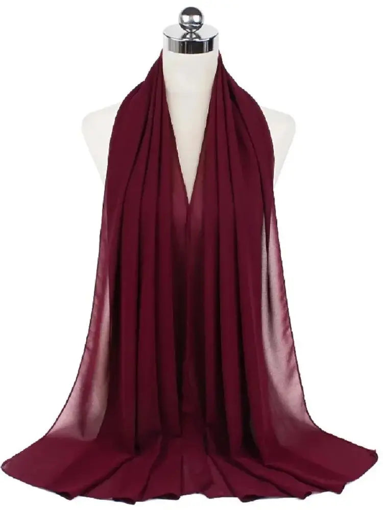 Tiefbordeauxfarbiger Chiffon-Hijab-Schal über einem Mannequin drapiert.
