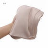 Un châle à fronces en rayon rose clair tenu par une main.
