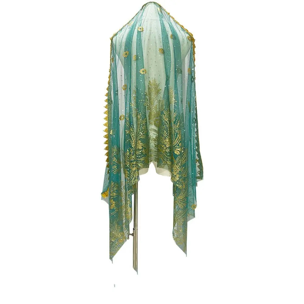 Durchsichtiger tealfarbener Netz-Turban mit goldenem Blumenmuster, aufgehängt.