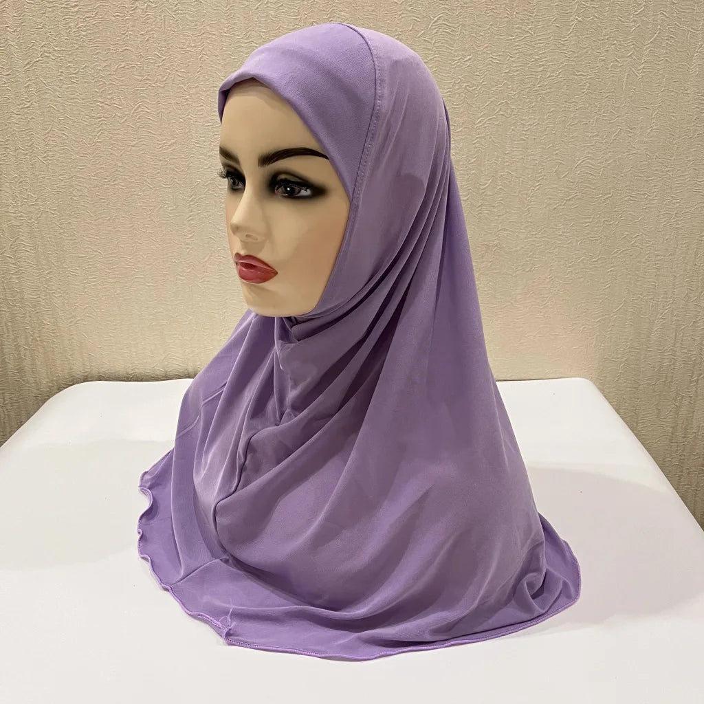 Pañuelo morado para niños de Ramadán drapeado en un maniquí.