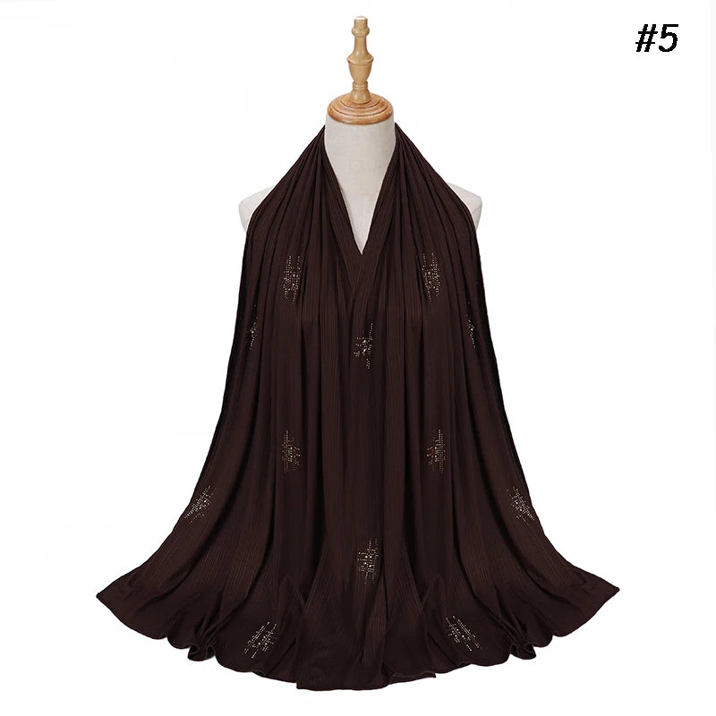 Dunkelbraner gerippter Jersey-Hijabschal über einem Mannequin