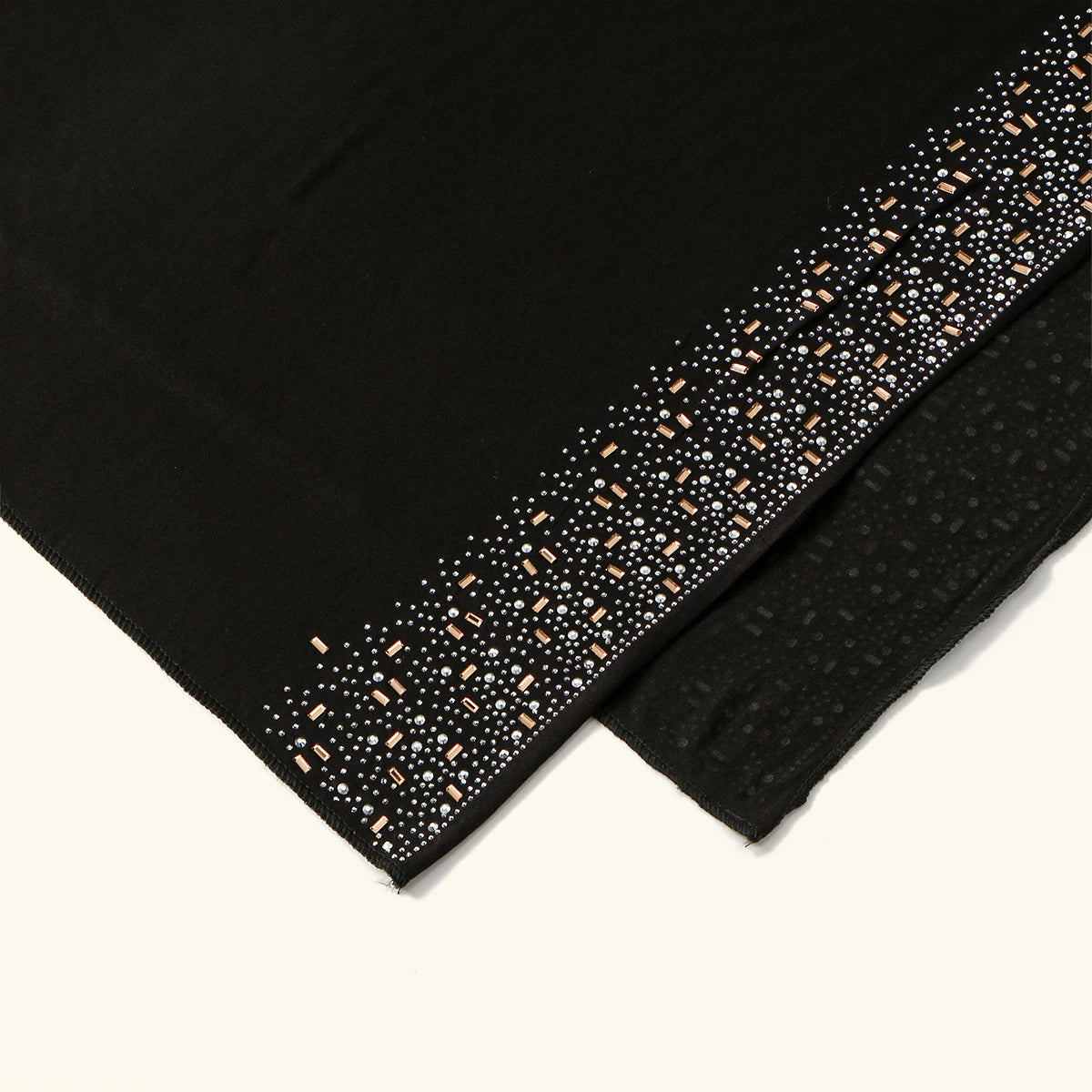 Schwarzer Luxus-Rhinestone-Hijab-Schal mit dekorativer Bordüre aus kleinen klaren Steinen.