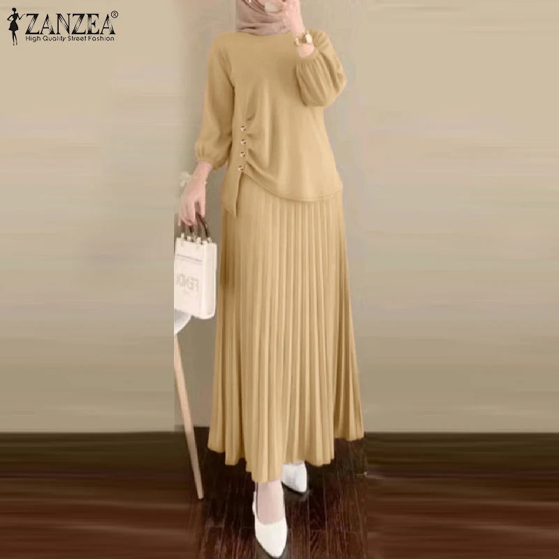Une femme modélise une longue robe maxi beige à manches longues avec jupe plissée et un hijab assorti.