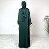 Vestido abaya maxi de satén verde esmeralda oscuro con hijab a juego, sobre fondo blanco.