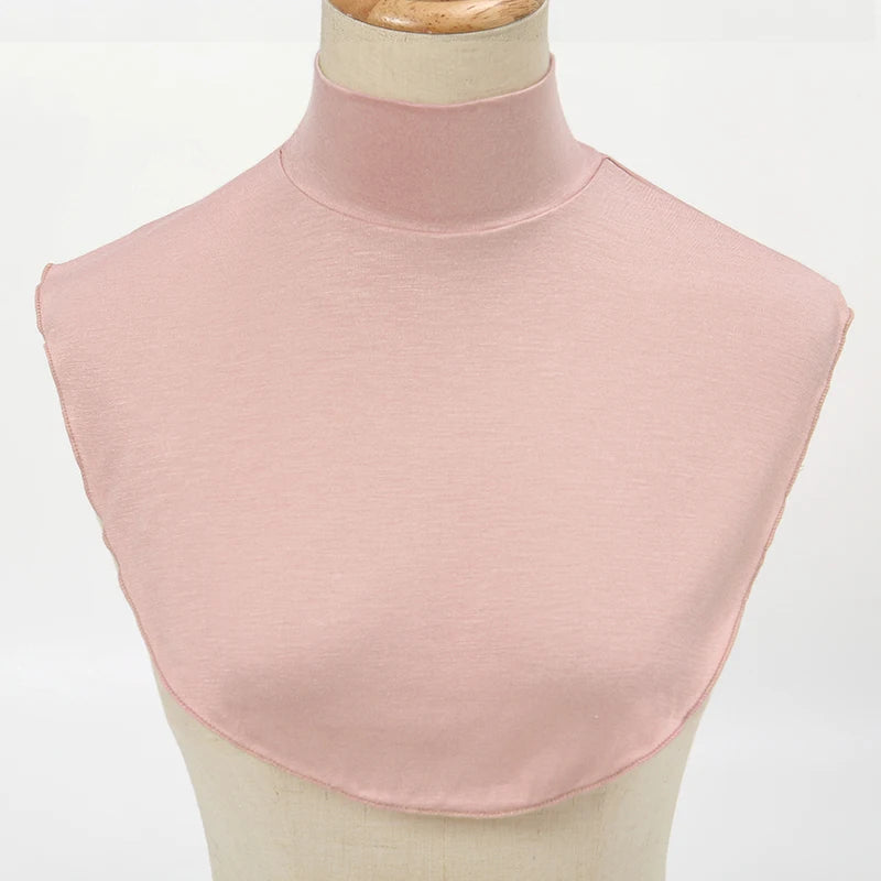 Elegant pinker Rollkragenpullover-Shirt auf einem Mannequin.