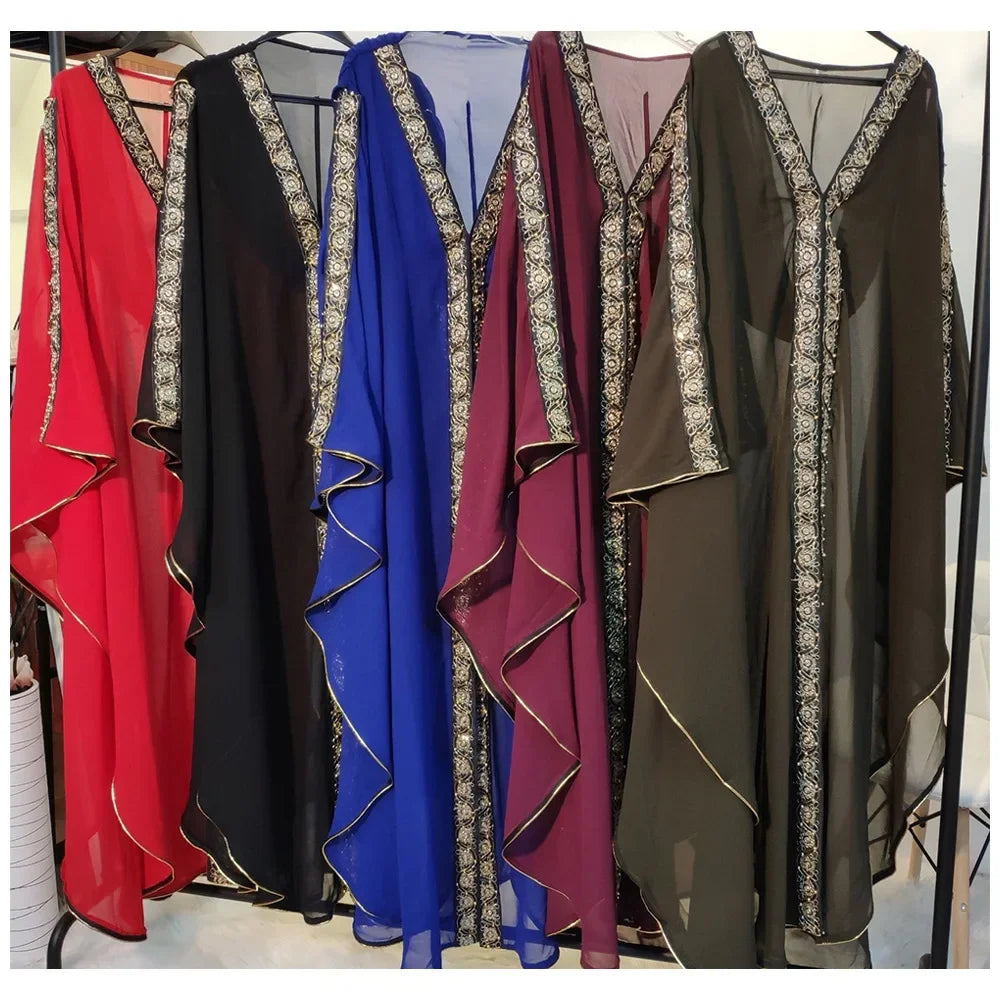 Exhibición de varias abayas maxi fluidas en varios colores, incluyendo rojo, negro, azul y granate.