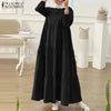 Eine Frau modelliert ein elegantes schwarzes muslimisches Abaya-Kaftan-Kleid mit langen Ärmeln und fließendem Rock.