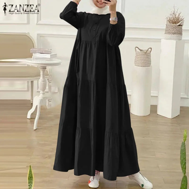 Eine Frau modelliert ein elegantes schwarzes muslimisches Abaya-Kaftan-Kleid mit langen Ärmeln und fließendem Rock.