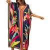 Eine Frau modelliert ein dunkelblaues marokkanisches Batwing Kaftan-Überkleid mit farbenfrohen Blumenmustern.
