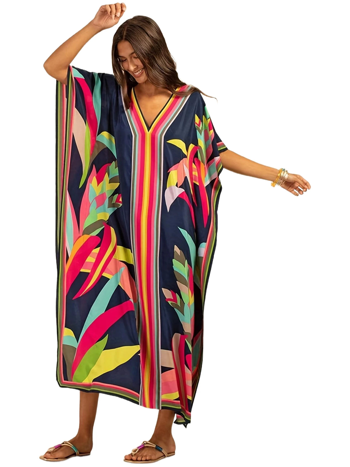 Eine Frau modelliert ein dunkelblaues marokkanisches Batwing Kaftan-Überkleid mit farbenfrohen Blumenmustern.