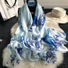 Hellblaue Seidstuchschal mit Aquarellmuster aus blauen und violetten Pfauenfedern