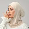 Eine Frau trägt einen beige-instant-faltenartigen Hijab mit verstecktem Reißverschluss und weißes Oberteil.