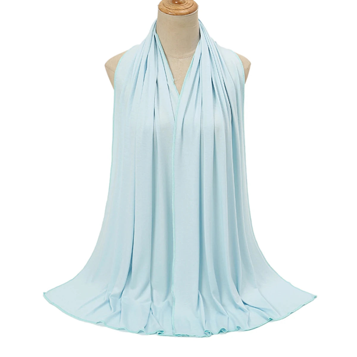 Hellblaue Premium-Modalt-Hijab-Schal, um den Hals eines Mannequins drapiert