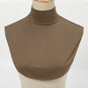 Nahaufnahme eines eleganten olivgrünen Rollkragenpullovers auf einem Mannequin.