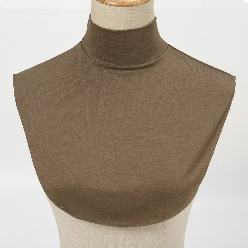 Nahaufnahme eines eleganten olivgrünen Rollkragenpullovers auf einem Mannequin.