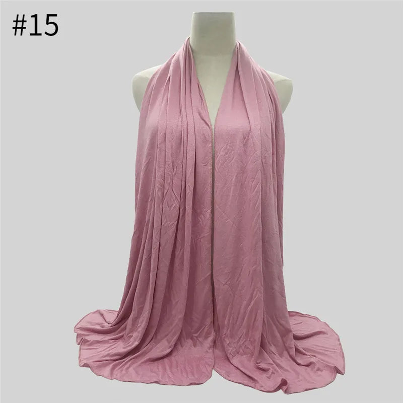 Weicher, staubrosa Jersey-Hijab-Schal aus Baumwolle um eine Mannequin drapiert.
