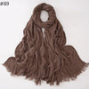 Écharpe hijab en viscose coton marron terreux drapée avec bords effilés.