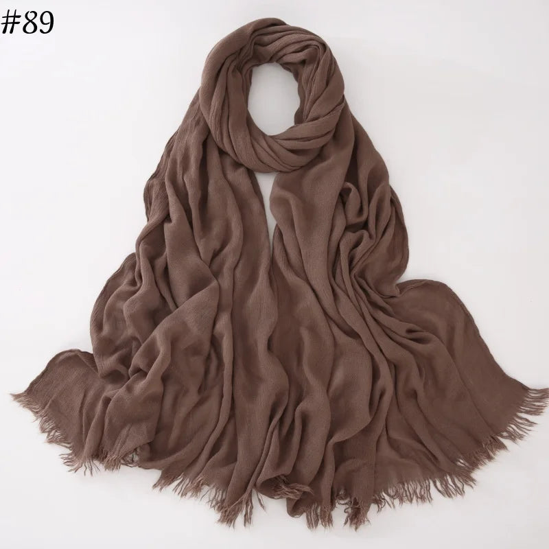 Écharpe hijab en viscose coton marron terreux drapée avec bords effilés.