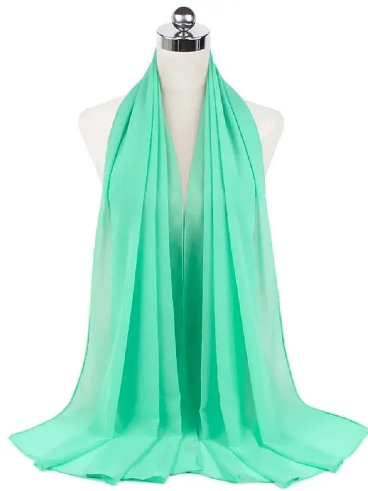 Helles mintgrünes Chiffon-Hijab-Schal über dem Hals einer Mannequin drapiert.