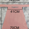 Elegane rosa Maxi-Abaya für Damen vor grauem, strukturiertem Hintergrund.