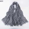 Foulard hijab en coton viscose gris drapé et fluide sur fond blanc.