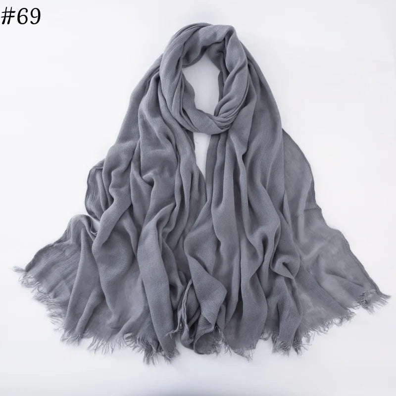 Foulard hijab en coton viscose gris drapé et fluide sur fond blanc.
