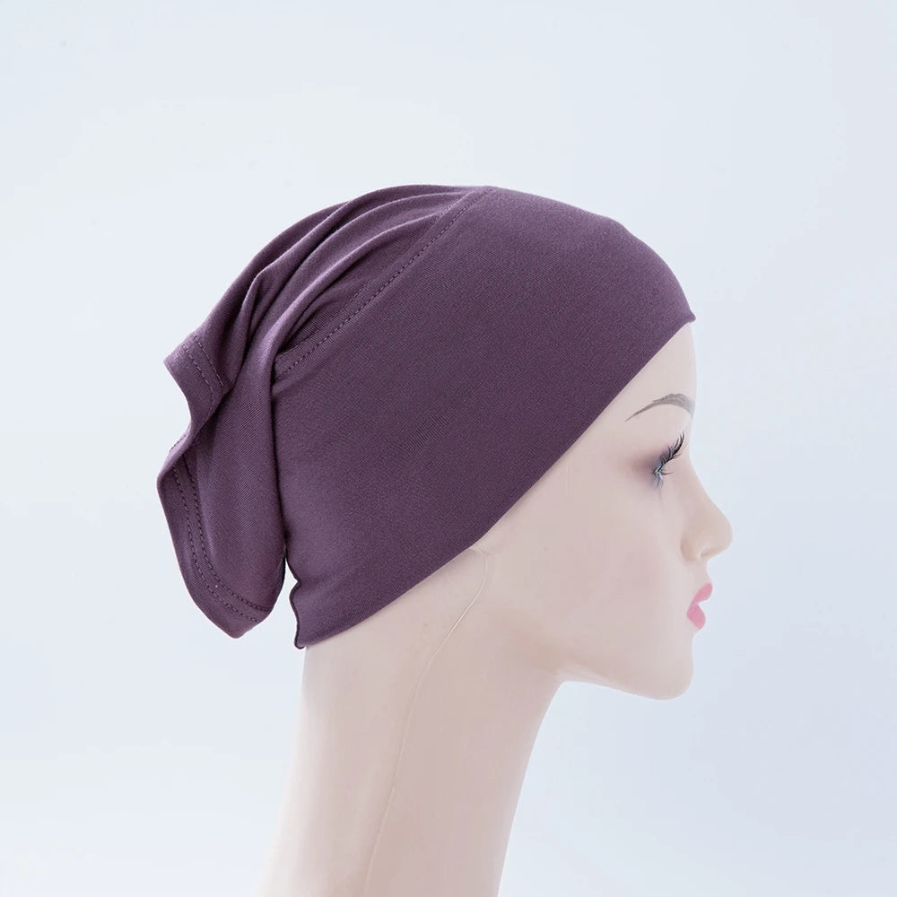 Lila Bambus-Jersey-Turban-Kappe auf einem Mannequin-Kopf.