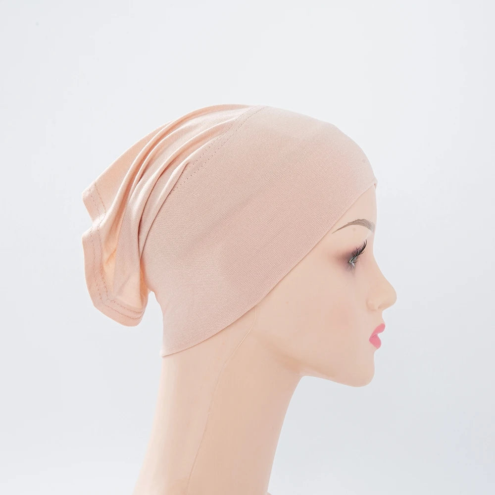 Heller pinker Bambus-Jersey-Turban-Cap auf einem Mannequin-Kopf.