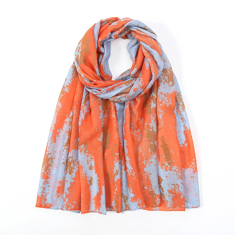 Fließender orange-blauer Aquarellschal um den Hals drapiert.